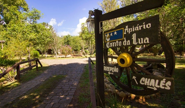 entrada-com-placa-indicativa