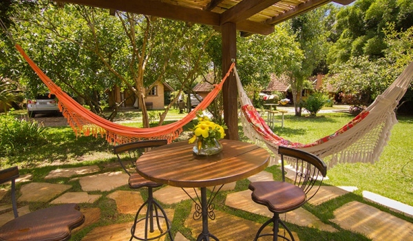 pergolado-piscina-com-mesa