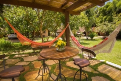 pergolado-piscina-com-mesa